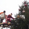 Karácsonyfa díszítés a Szabadság téren