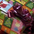 Cipősdobozba rejtett karácsonyi ajándékok